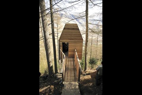 A bridge links the entrance with the slope opposite.